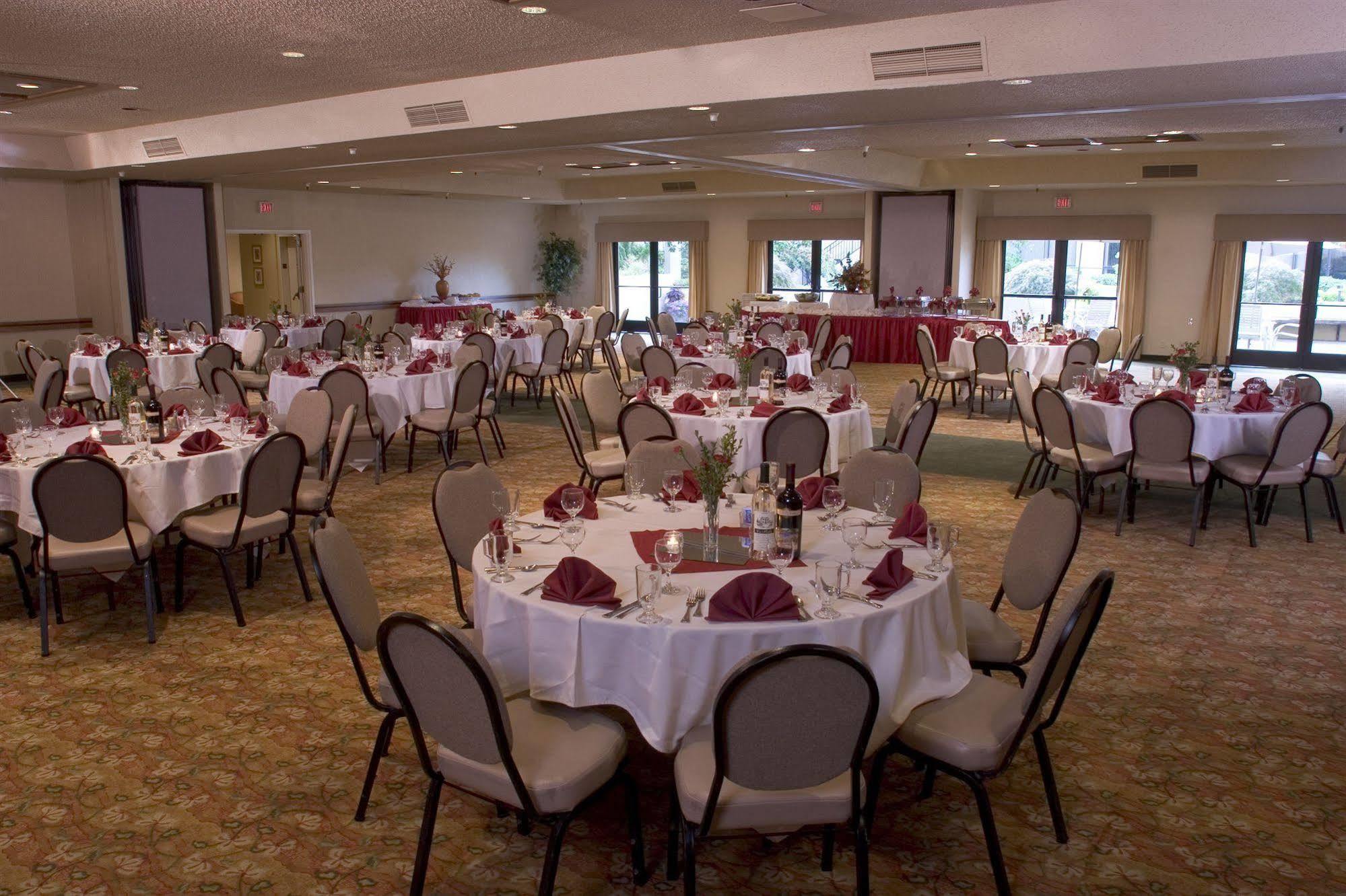 קלקאמאס Monarch Hotel & Conference Center מסעדה תמונה