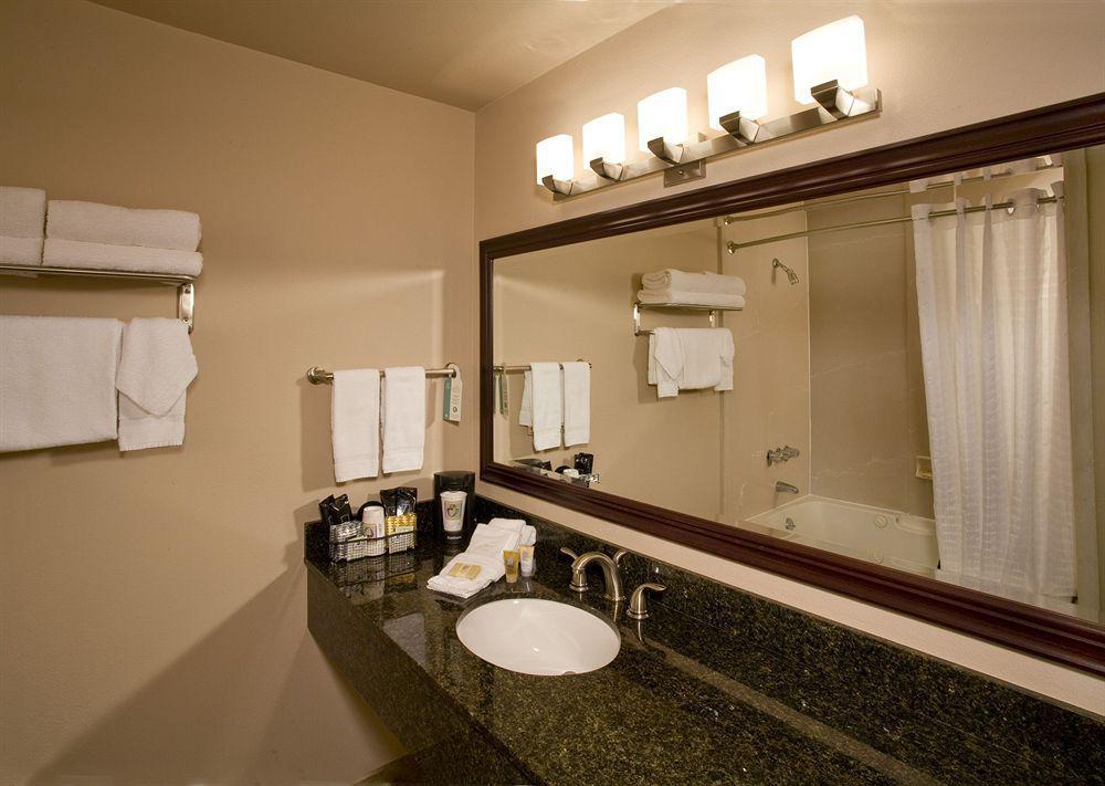 קלקאמאס Monarch Hotel & Conference Center מראה חיצוני תמונה